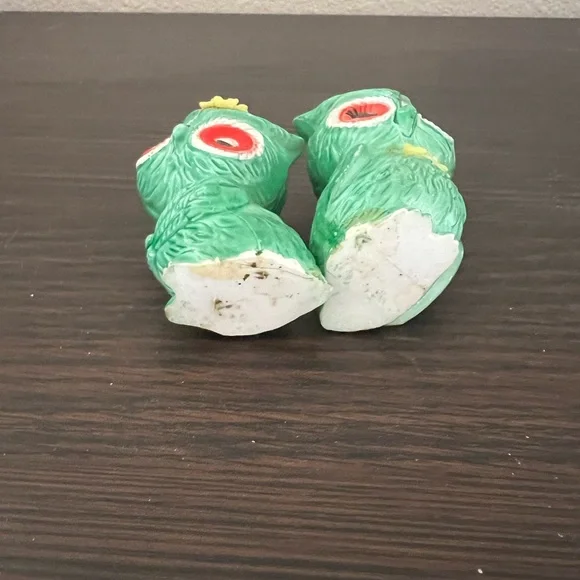 Green Owl Salt & Pepper Shakers with Red Eyes - Picture 3 of 3